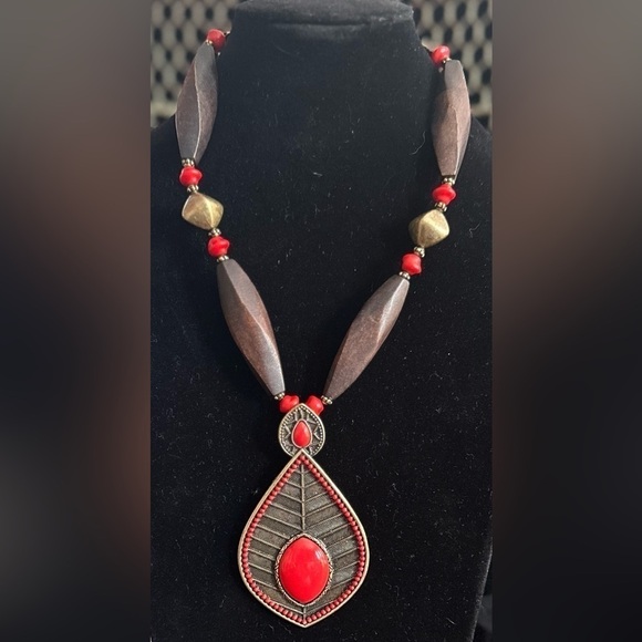 Jewelry - Decorative statement necklace